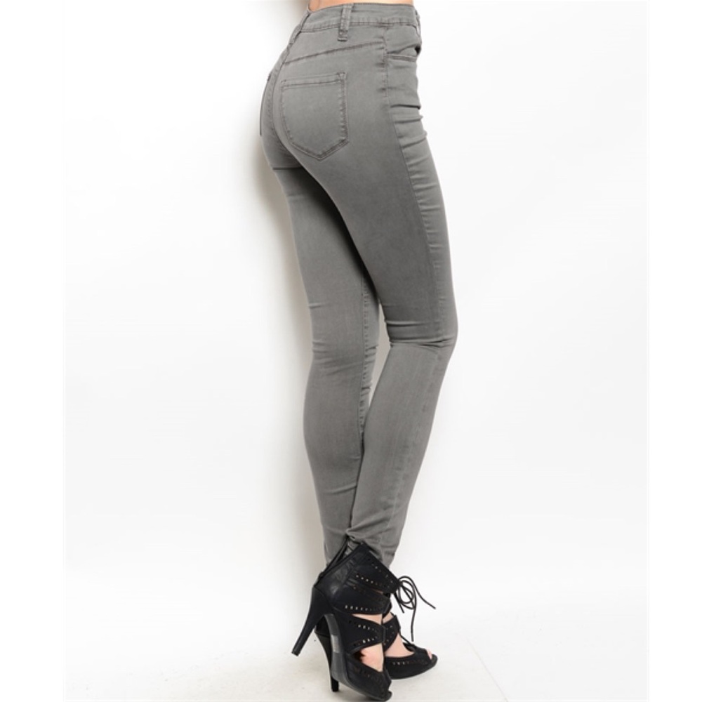 BNWT Gray Mid-Rise Skinny Jeans